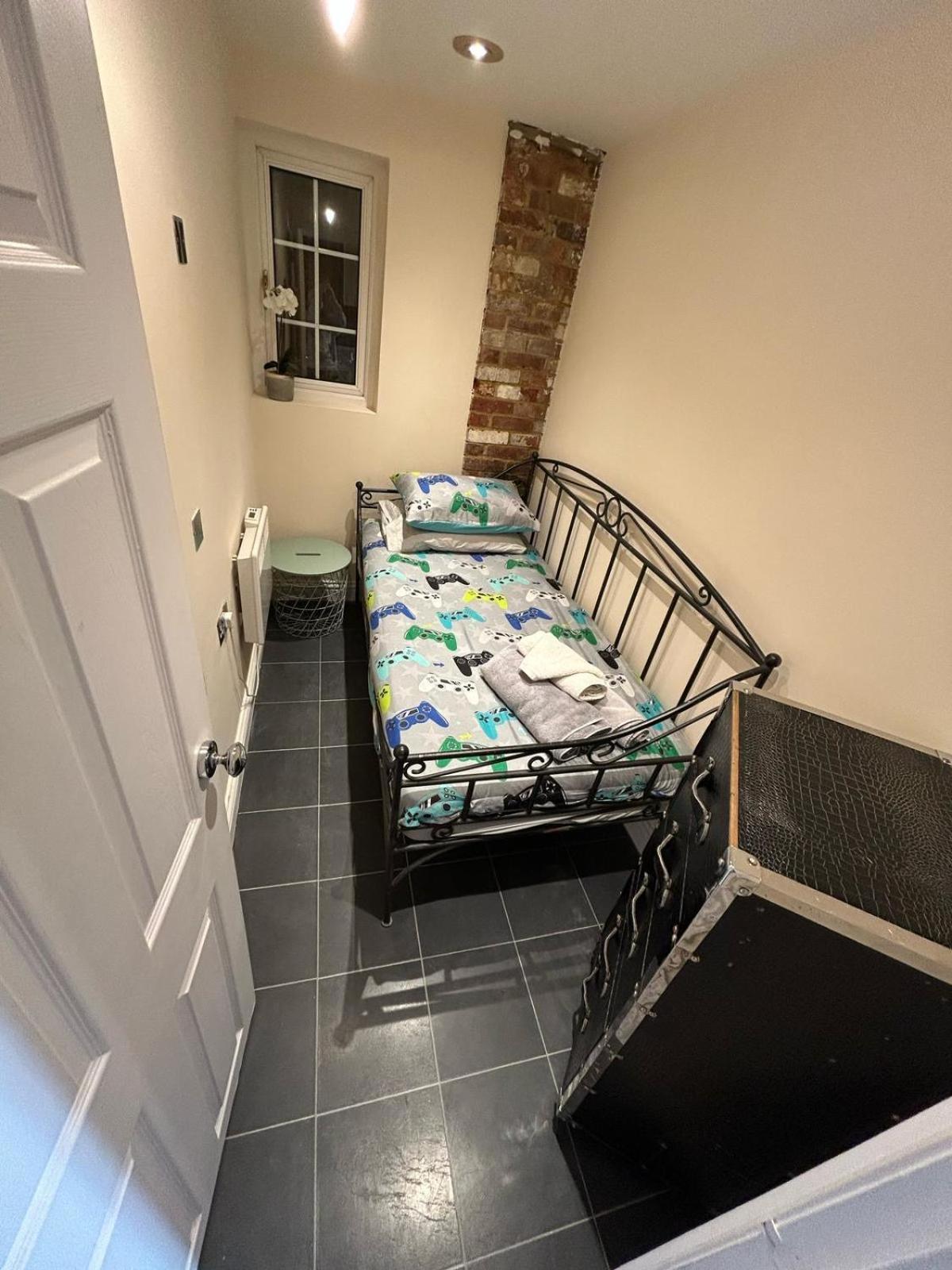 Flat 3 Meadow View Cozy Getaway Daire Hurst Dış mekan fotoğraf